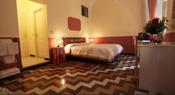 Triple Room | Desk, free WiFi, bed sheets