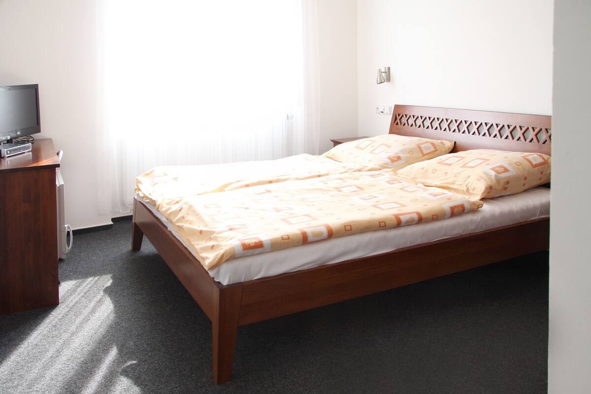 Escritorio, sistema de insonorización, wifi gratis y ropa de cama