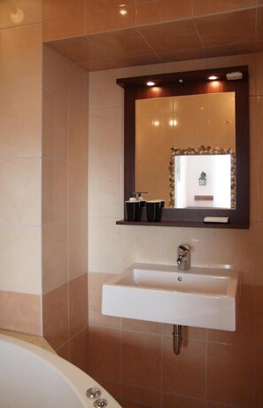 Dusche, kostenlose Toilettenartikel, Haartrockner, Handtücher