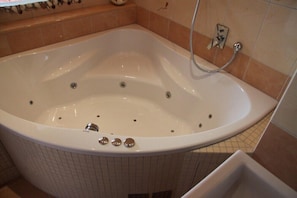Double Room, 1 Double Bed, Hot Tub | Bathroom | Shower, free toiletries, hair dryer, towels