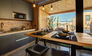 Beach Party Villa | Cuisine privée | Grand réfrigérateur, micro-ondes, plaque de cuisson