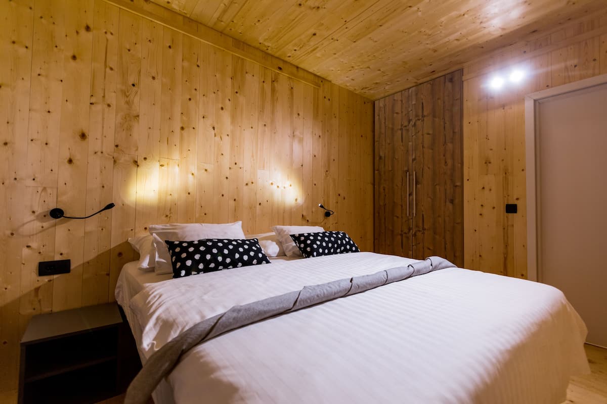 Hillside Double Deluxe Residence | 2 habitaciones, ropa de cama de alta calidad y camas con efecto memoria