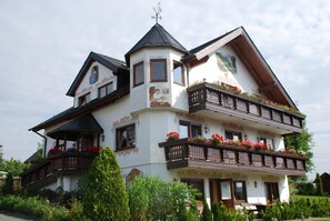 Exterior - Hotel Alpenhof Das klingende Gasthaus (Markneukirchen)
