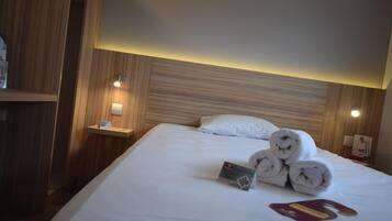 Desk, soundproofing, free WiFi, bed sheets