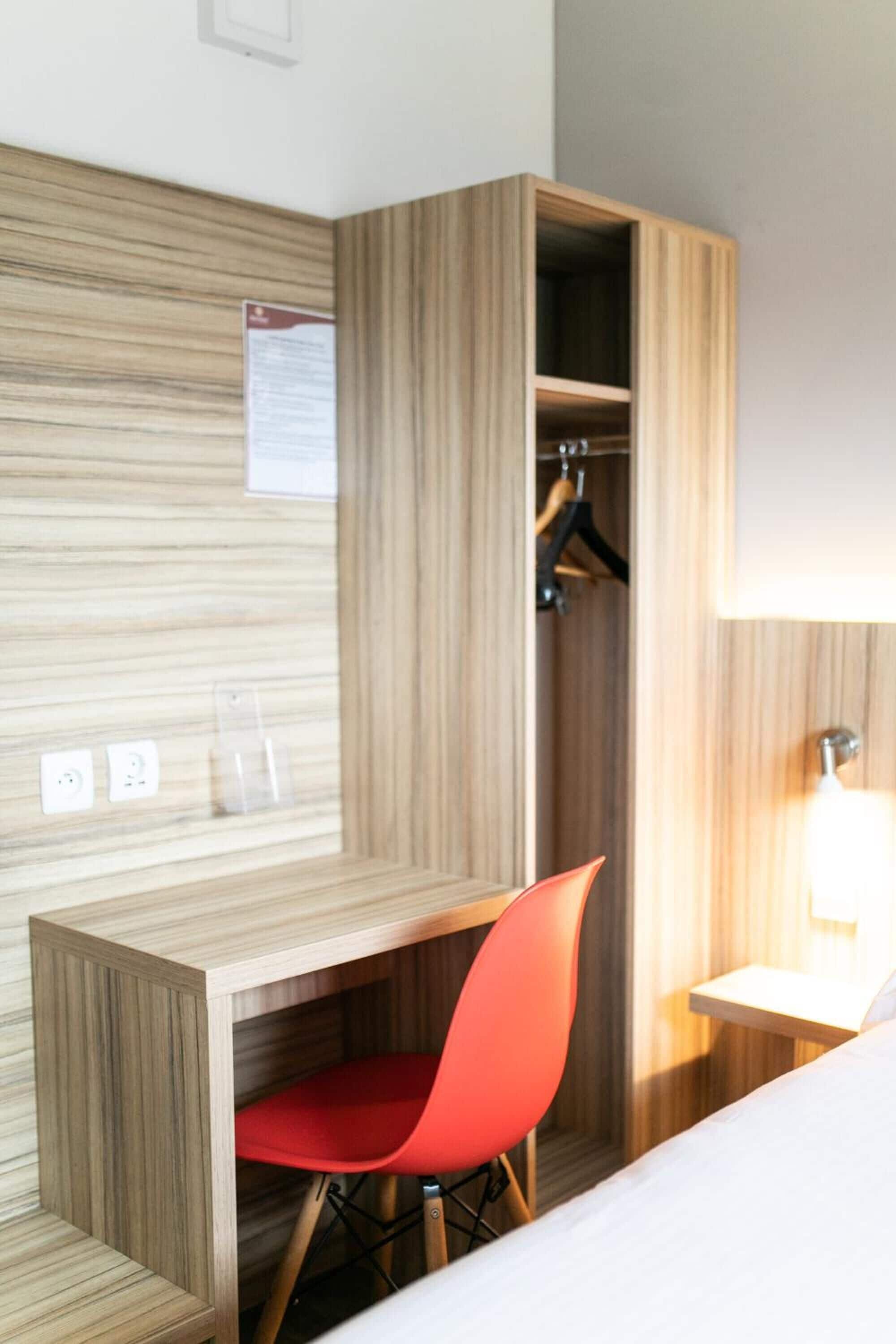 desk, soundproofing, free wifi, bed sheets