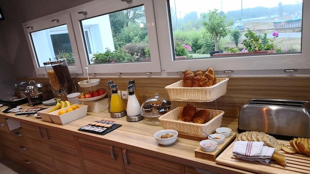 A breakfast buffet with various food items and a toaster. - Best Hotel Bordeaux Sud (Villenave-d'Ornon)