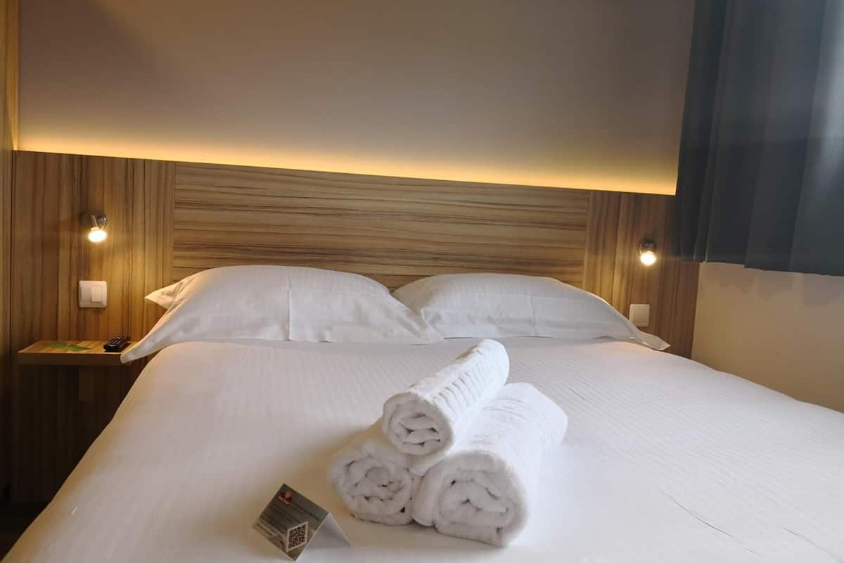 desk, soundproofing, free wifi, bed sheets