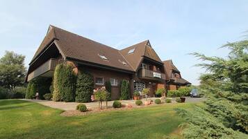 Vista frontal de la propiedad