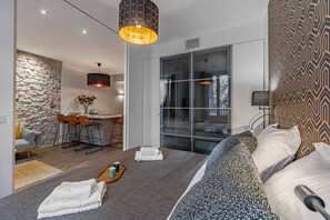 2 bedrooms, free WiFi, bed sheets - STUNNING APART ❤️ BEACHES, SHOPS & PALAIS at YOUR DOORSTEPS! By TOTOLULUCANNES (Cannes)