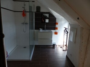 Bathtub, hair dryer, towels