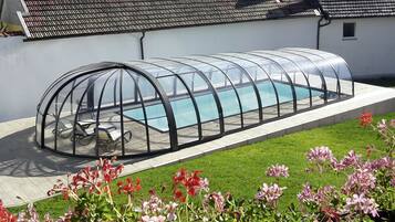 Kolam renang outdoor musiman