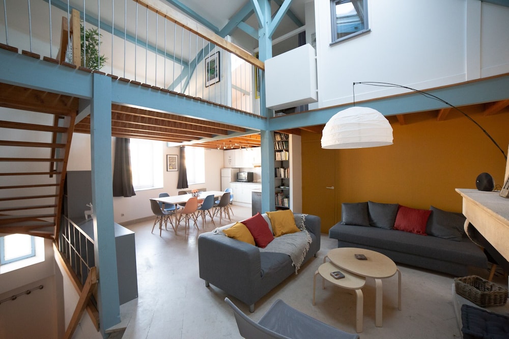 House La Rochelle near the Vieux Port for 6 to 9 people, overlooking the canal