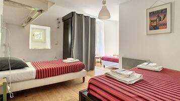 5 slaapkamers, een strijkplank/strijkijzer, gratis wifi, beddengoed