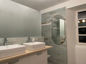Badewanne, Haartrockner, Handtücher, Seife