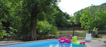 Barbecue terrace - plancha - heated swimming pool - riverside - Cevennes 