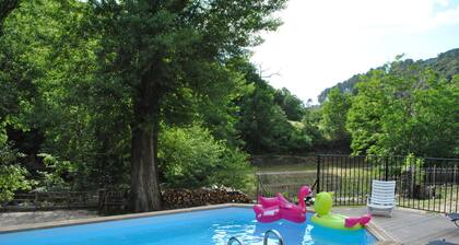 Terrasse barbecue - plancha - piscine chauffée - bord riviÚre - Cevennes