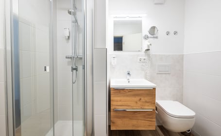 Deluxe Double Room, Ensuite | Bathroom. Hotel Schöne Aussicht