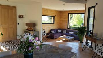 Télévision, lecteur de DVD, livres, vidéothèque