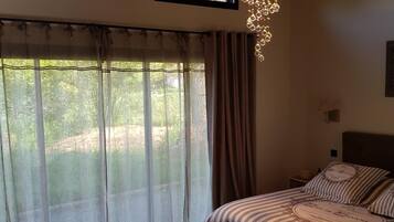 4 bedrooms, iron/ironing board, internet, bed sheets