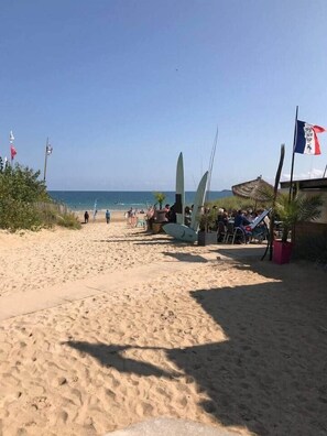 Plage, chaises longues, serviettes de plage