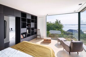 5 chambres, coffres-forts dans les chambres, fer et planche à repasser