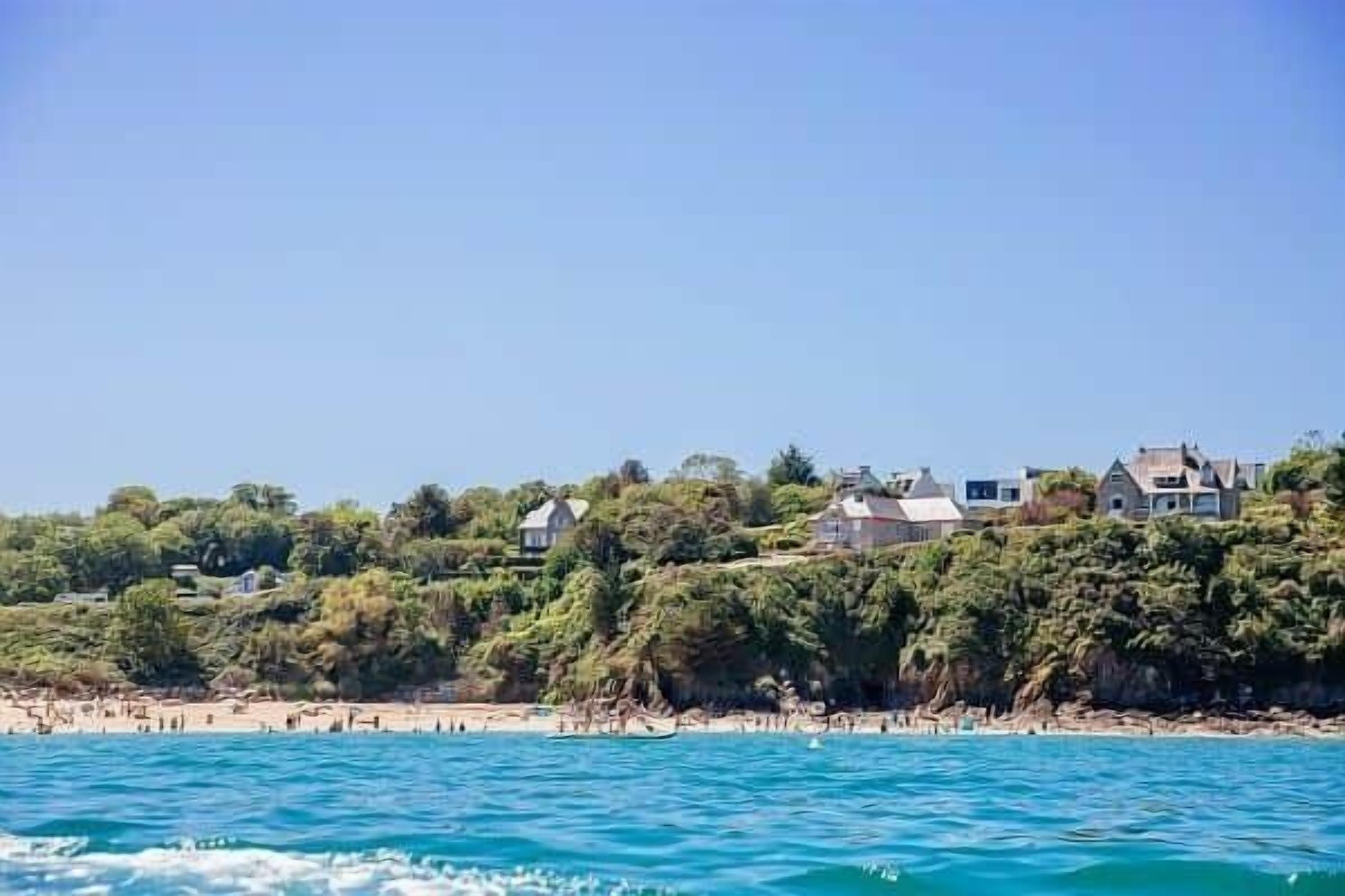 在海滩、沙滩椅、沙滩毛巾