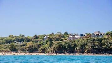 Plage, chaises longues, serviettes de plage