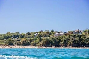 Plage, chaises longues, serviettes de plage