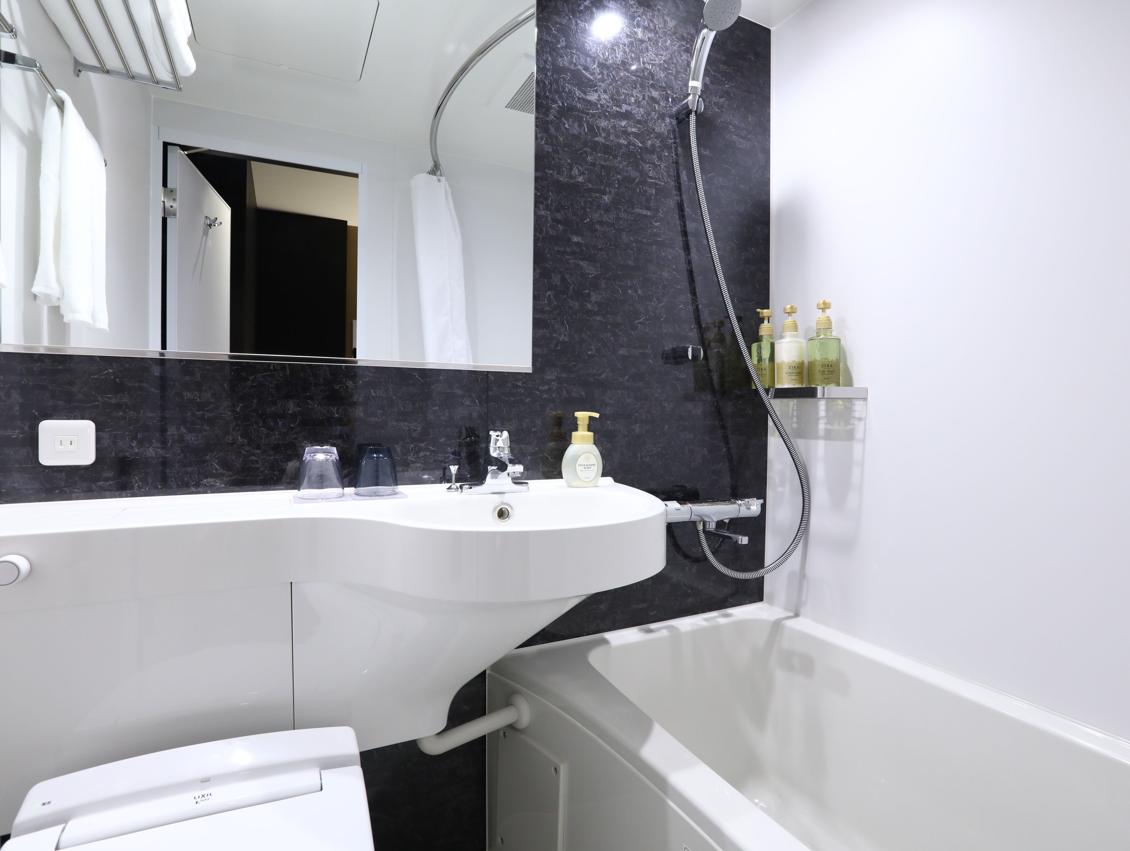 combined shower/bathtub, deep-soaking bathtub, free toiletries