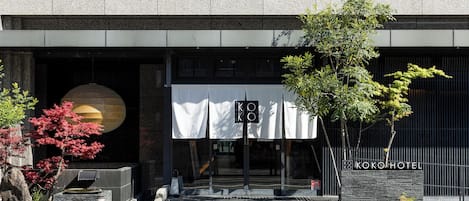 Vista frontal de la propiedad