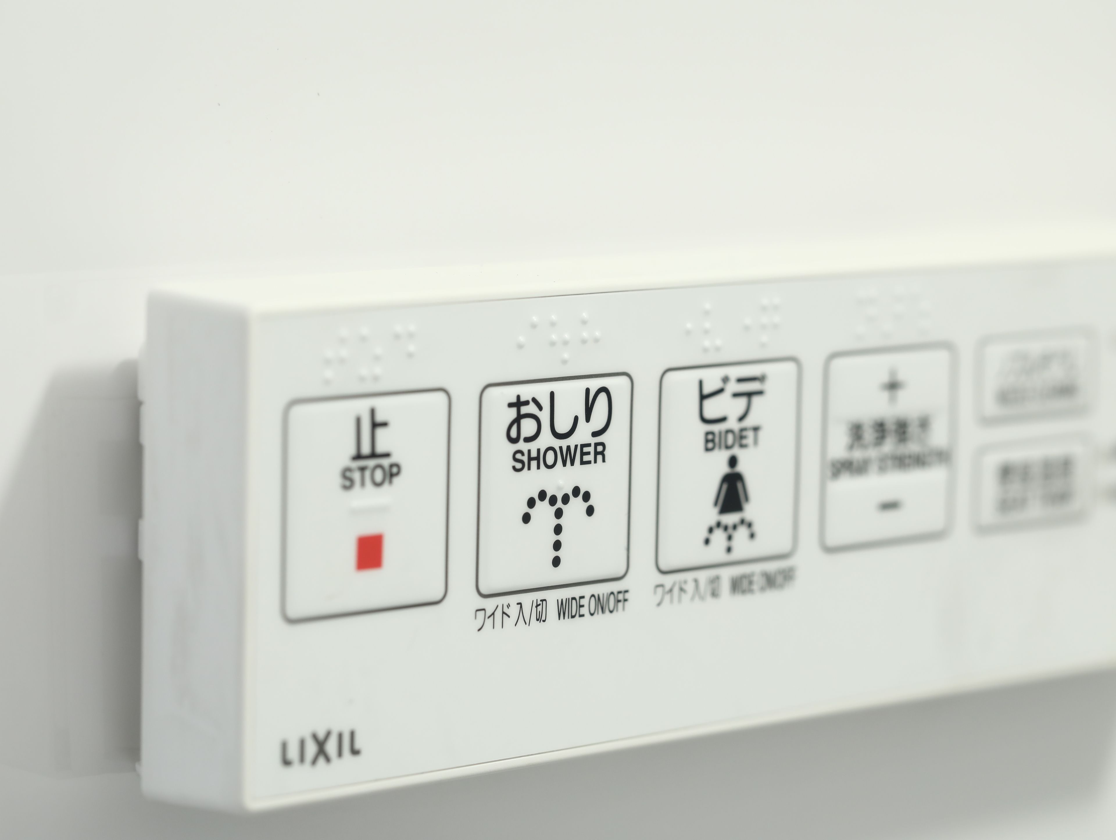 combined shower/bathtub, deep-soaking bathtub, free toiletries