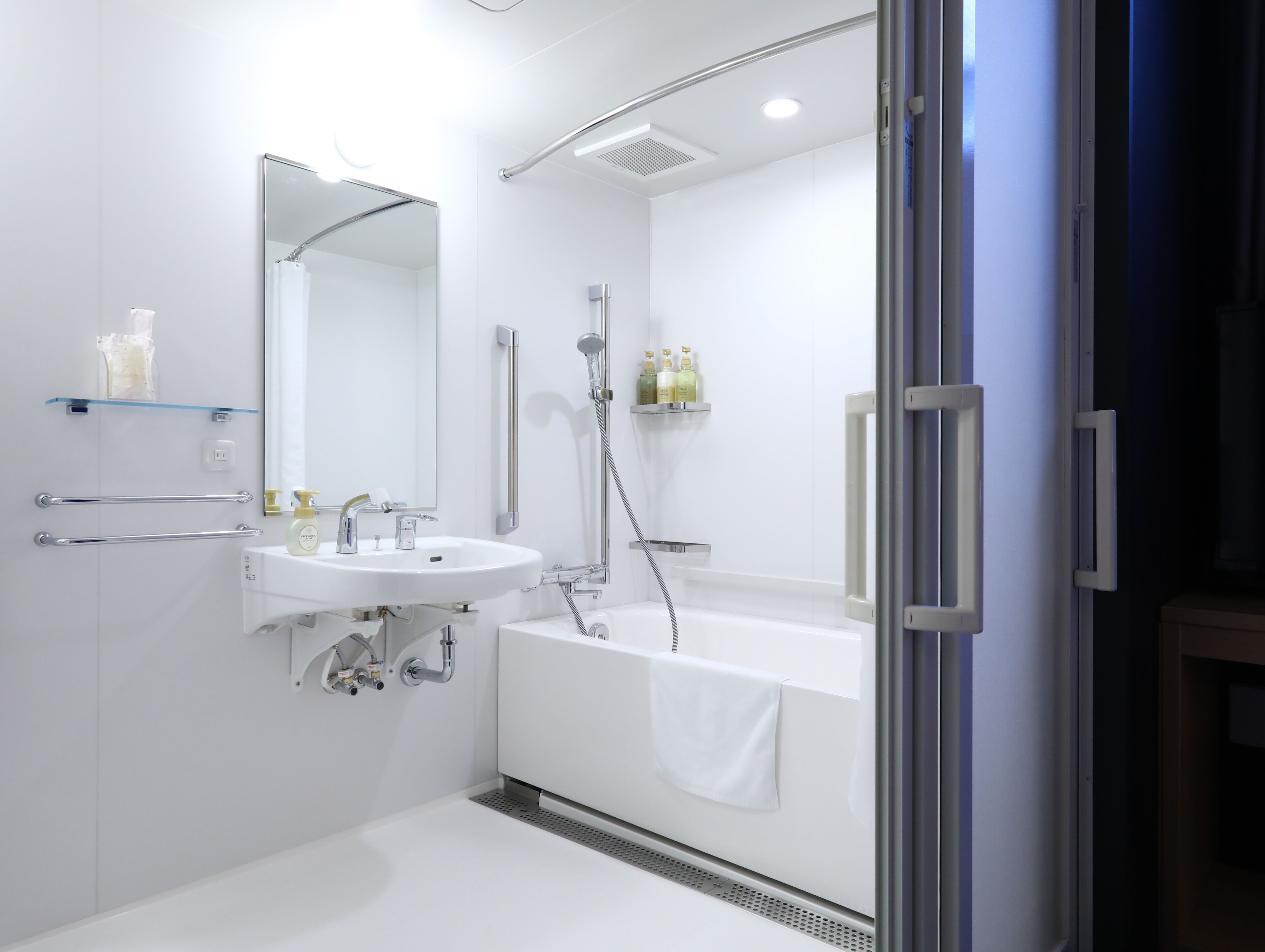 universal twin room | bathroom | combined shower/bathtub, deep-soaking bathtub, free toiletries