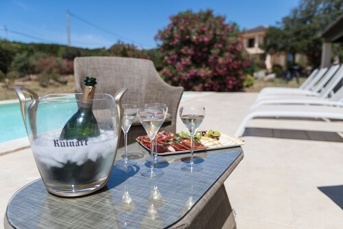 Seaside villa with heated pool and hammam 700m from the beach
