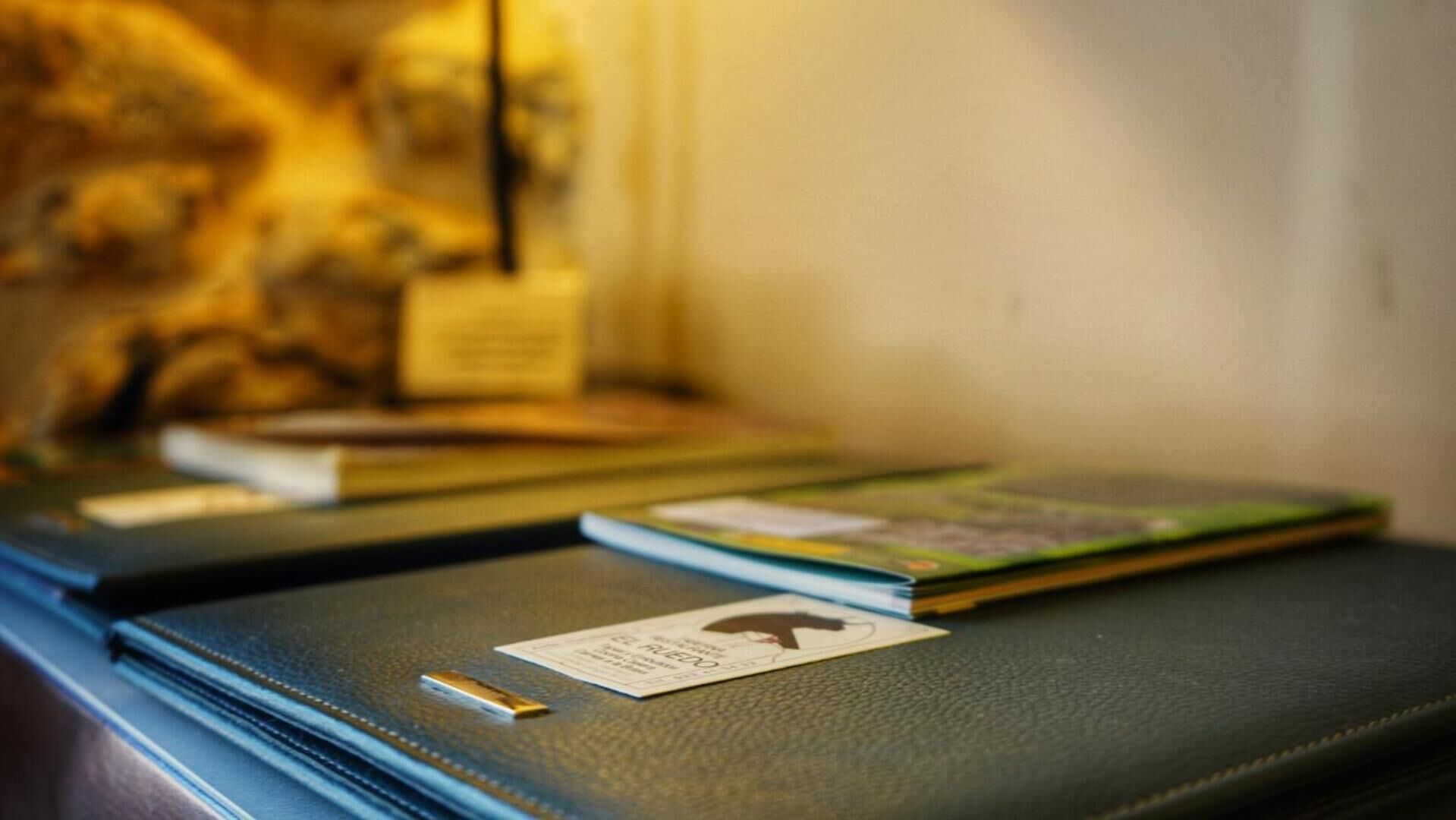 Primer plano de un libro con una etiqueta de precio visible sobre una mesa.