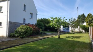 Property grounds - Large house, on land of 1000m2, 150m from the beach, 4 bedrooms, WIFI (Concarneau)