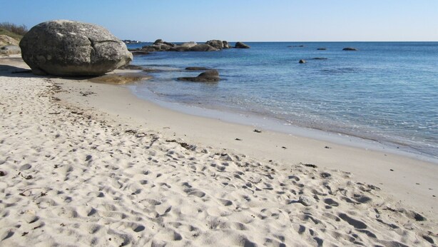 A sandy beach with large rocks and calm water. - Large house, on land of 1000m2, 150m from the beach, 4 bedrooms, WIFI (Concarneau)