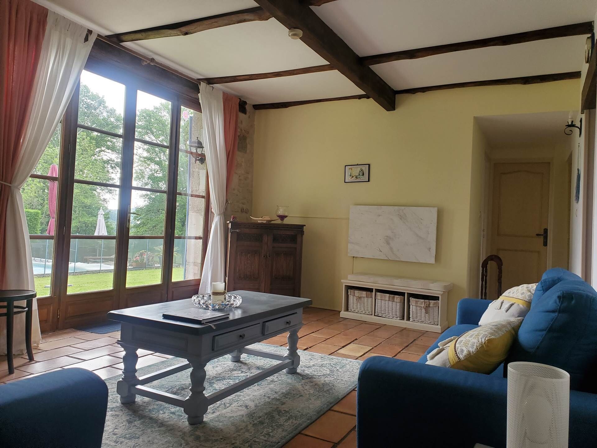 Smart TV, DVD player, mesa de pingue-pongue, livros