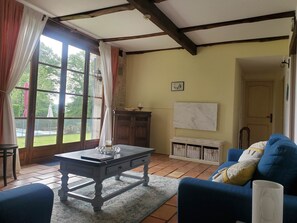 スマートテレビ、DVD プレーヤー、卓球台、書庫