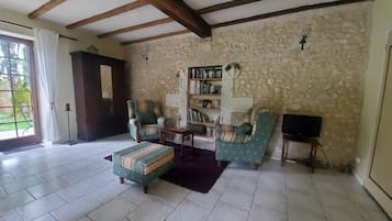 Smart TV, DVD player, table tennis, books