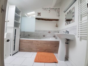 Combined shower/tub, hair dryer, towels