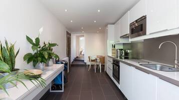 Réfrigérateur, micro-ondes, four, plaque de cuisson