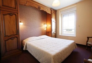 Single Room | Individually decorated, individually furnished, blackout drapes - Hotel de France (Pontorson)