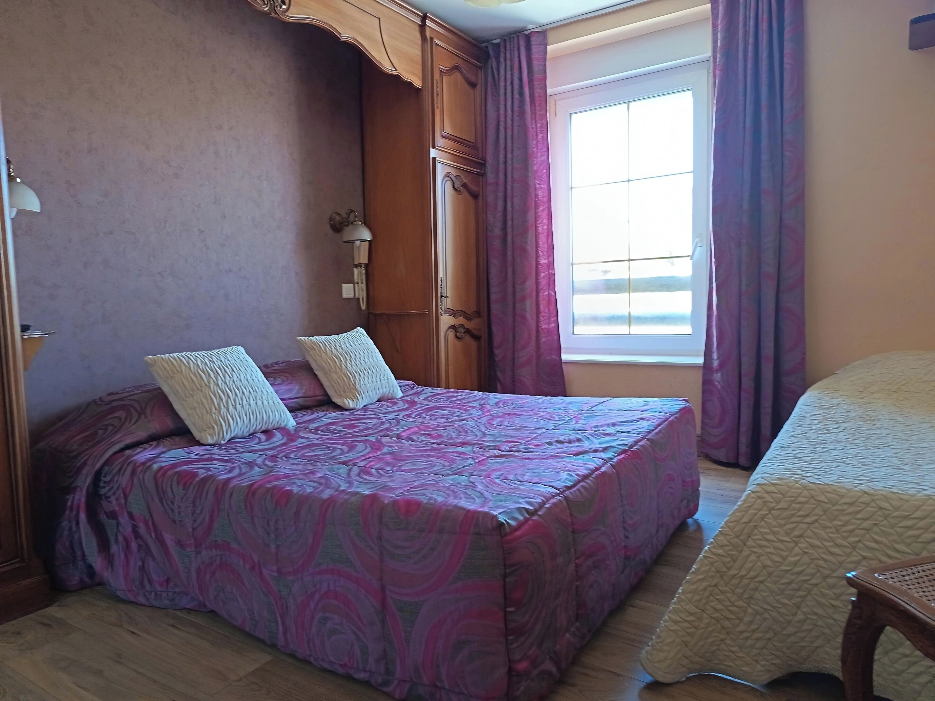 Con stile personalizzato, con arredamento individuale, tende oscuranti