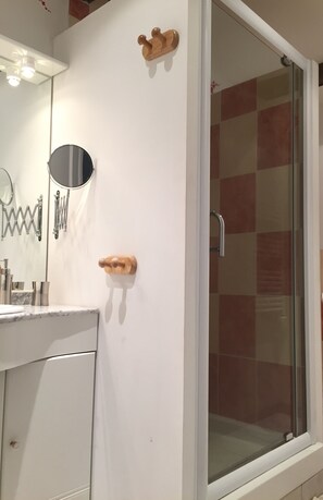 Douche, sèche-cheveux, serviettes fournies