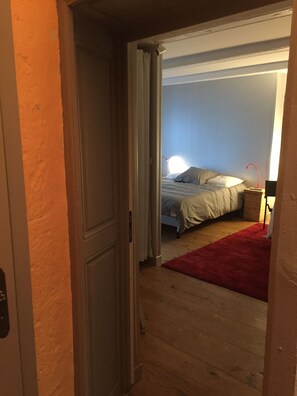 2 bedrooms, iron/ironing board, free WiFi