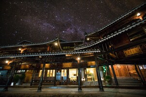 住宿正面 - 傍晚/夜晚