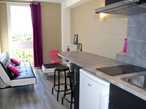 Fridge, microwave, stovetop, coffee/tea maker - Seafront 2-Room Apt for 3 in Argelès-sur-Mer with Direct Beach Access & Pet-Friendly (Argelès-sur-Mer)