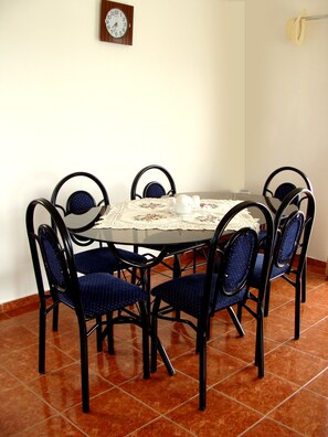 Familien-Ferienhütte, 1 Schlafzimmer, Küche, Gartenblick | Essbereich im Zimmer