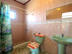 Family Cabin, 1 Bedroom, Kitchen, Garden View | Bathroom | Deep soaking tub, free toiletries, hair dryer, bathrobes - Honu Nui (Hanga Roa)