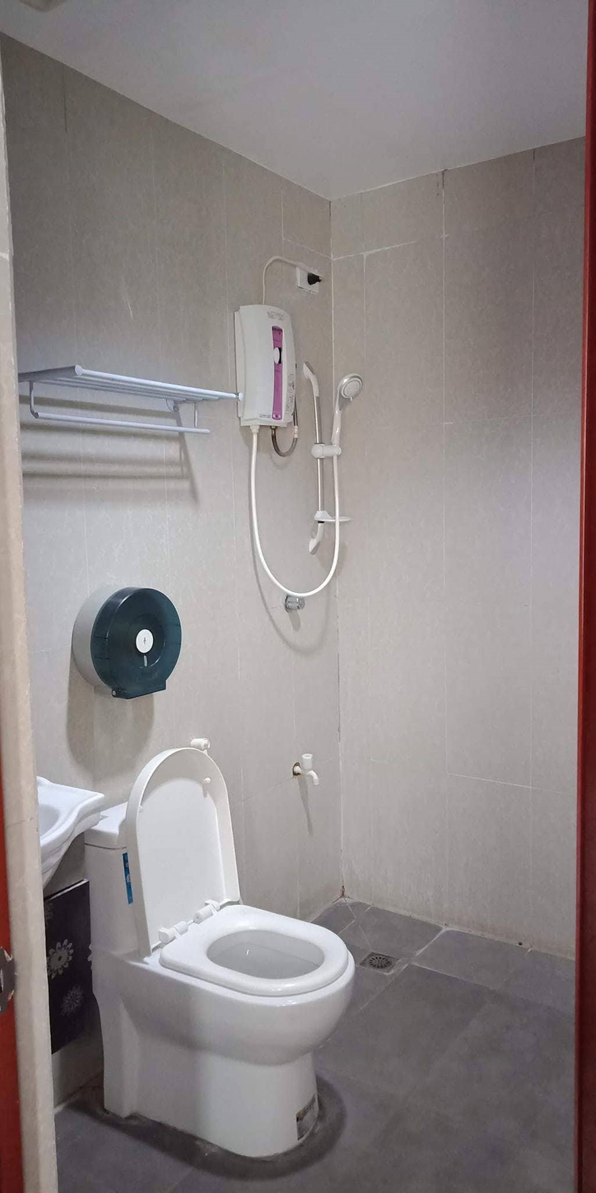 shower, free toiletries, slippers, bidet